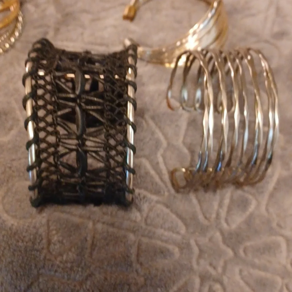 Bracelets - Picture 3 of 5
